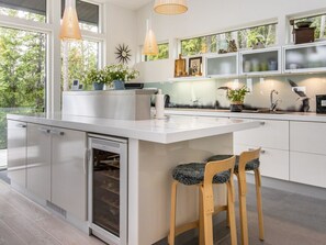 Réfrigérateur, four à micro-ondes, lave-vaisselle