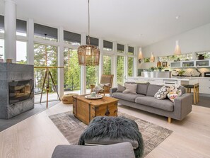 Una sala de estar moderna con chimenea, sofá y mesa de centro.