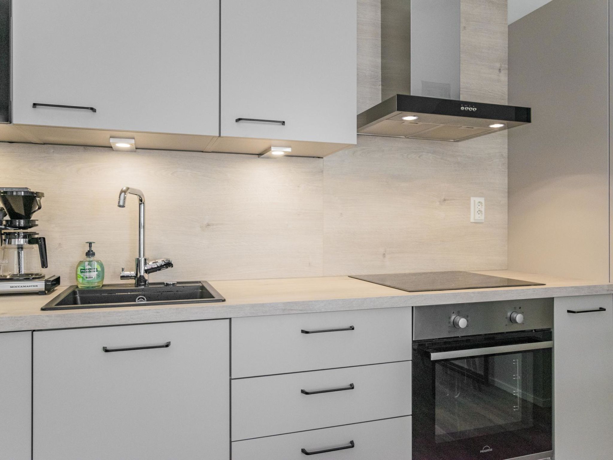 Fridge, microwave, dishwasher, cookware/dishes/utensils