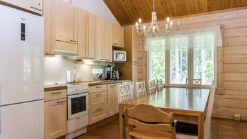 Fridge, microwave, dishwasher, cookware/dishes/utensils