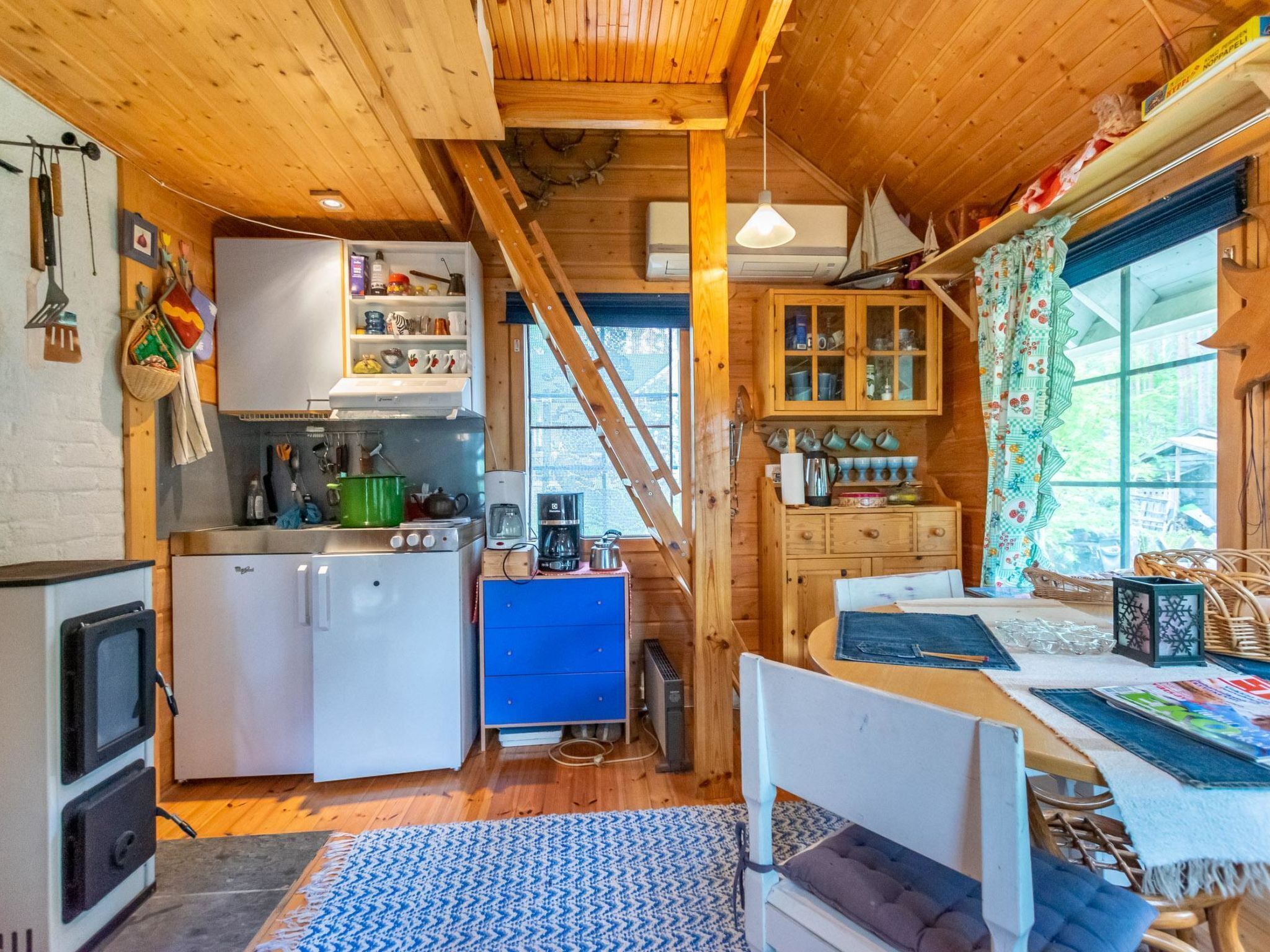 Kühlschrank, Mikrowelle, Geschirrspüler, Kochgeschirr/Geschirr/Besteck