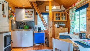 Kühlschrank, Mikrowelle, Geschirrspüler, Kochgeschirr/Geschirr/Besteck