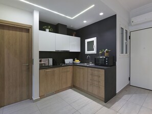 Kühlschrank, Mikrowelle, Ofen, Wasserkocher mit Kaffee-/Teezubehör