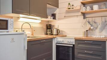 Køleskab, mikrobølgeovn, køkkentøj/tallerkener/redskaber