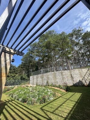 Property grounds - Spacious 8-bedroom villa with WiFi and AC in charming Lam Dong.  (Lam Dong)