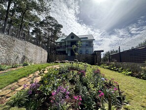 Exterior - Spacious 8-bedroom villa with WiFi and AC in charming Lam Dong.  (Lam Dong)