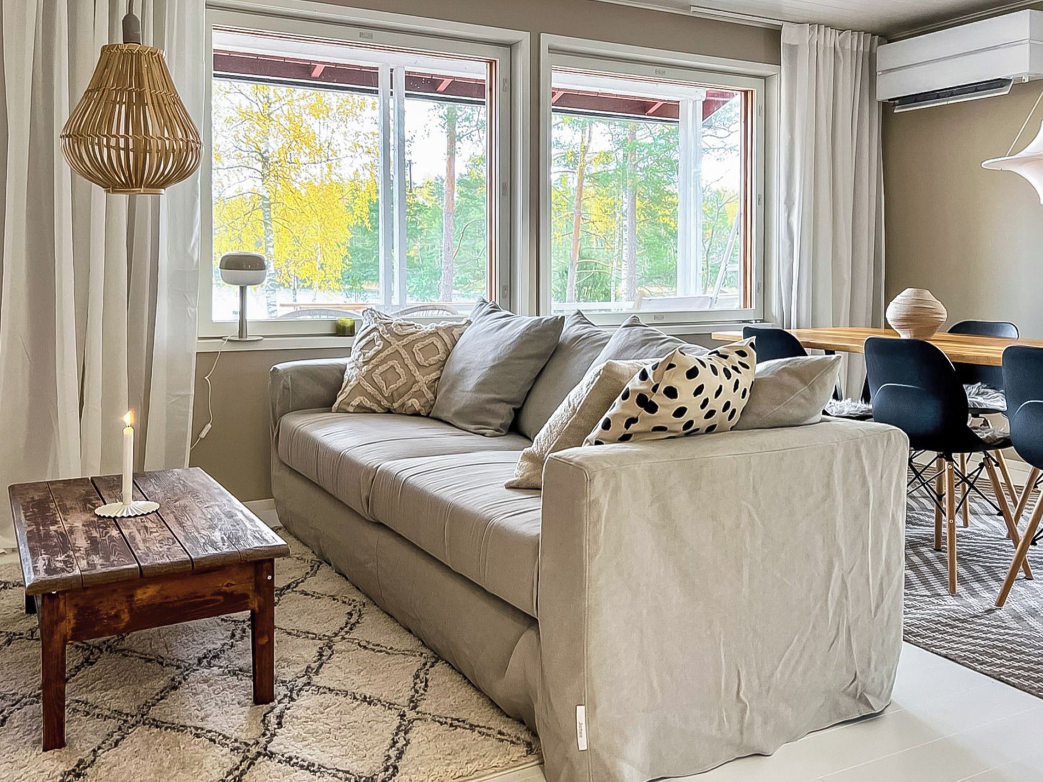 Un salon chaleureux avec un canapé, une table basse en bois et une lampe.