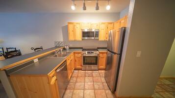 Condo (Tenderfoot Lodge 2617) | Private kitchen