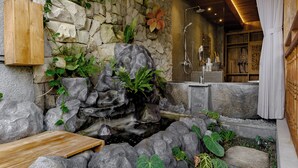 One Bedroom Wooden Villa | 浴室 | 獨立浴缸和淋浴設備、淋浴花灑、吹風機、浴袍