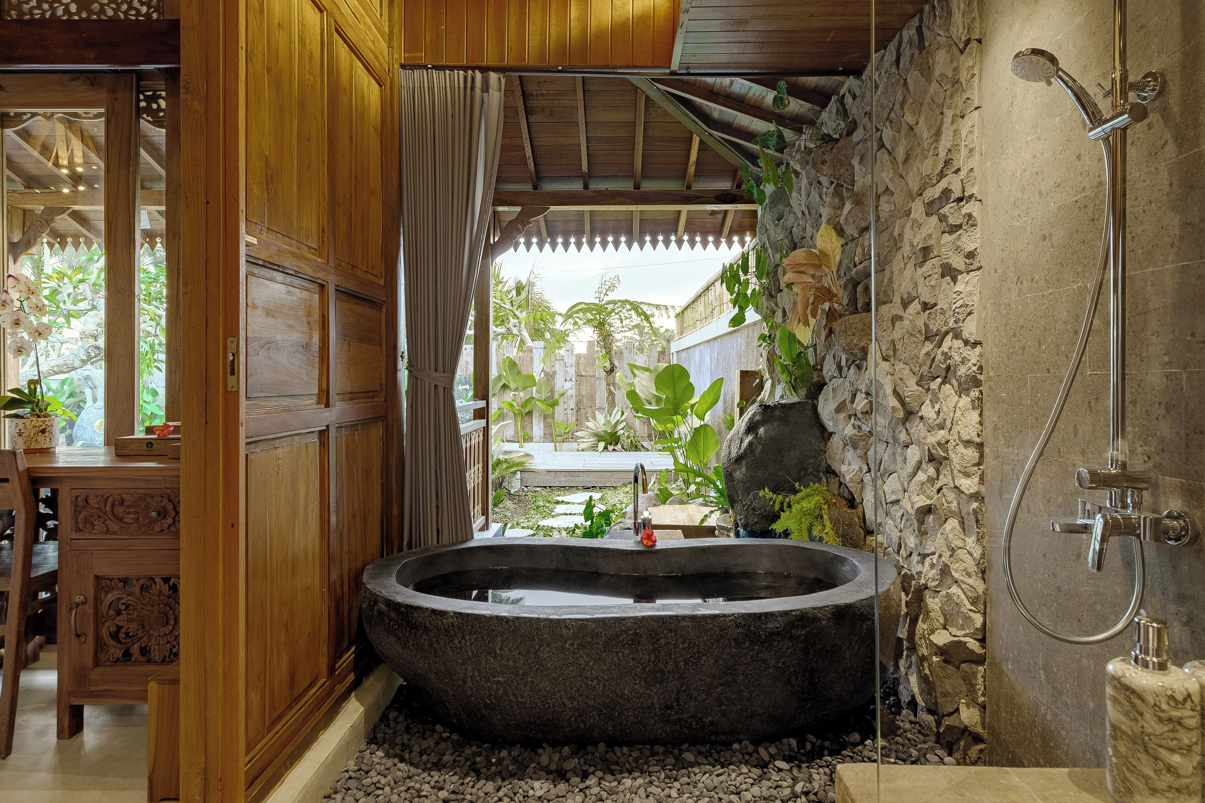 One Bedroom Wooden Villa | Kamar mandi | Bathtub dan shower terpisah, pancuran hujan,  dan pengering rambut