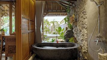 One Bedroom Wooden Villa | Kamar mandi | Bathtub dan shower terpisah, pancuran hujan, dan pengering rambut
