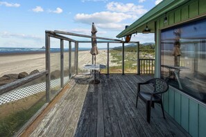 Unclassified image, 3 of 20, button - Oceanfront Getaway, Stunning Views, Pet Friendly, Spacious Deck, Steps to the Beach (Rockaway Beach)