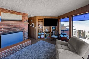 Unclassified image, 2 of 20, button - Oceanfront Getaway, Stunning Views, Pet Friendly, Spacious Deck, Steps to the Beach (Rockaway Beach)