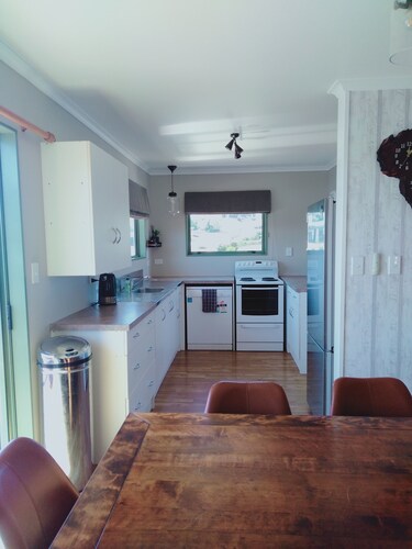 Family Beach Bach - 1 min walk to Opito Bay beach 