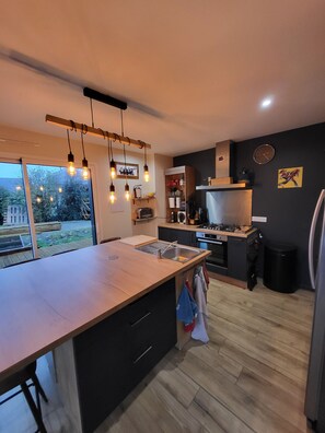 ثلاجة، ميكروويف، فرن، غسالة أطباق