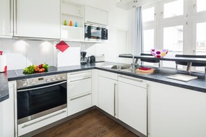 Frigorifero, microonde, forno, piano cottura