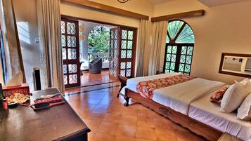 5 bedrooms, iron/ironing board, WiFi, bed sheets