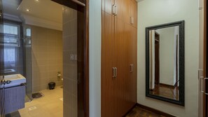 Shower, towels, soap, toilet paper - Exquisite and Amazing 2 Bedroom at Riverside Nairobi (Nairobi)