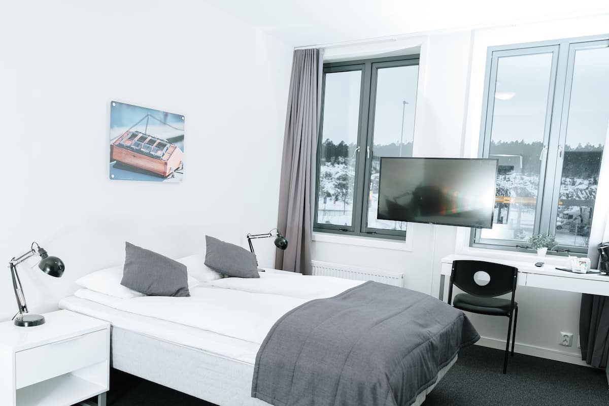 Desk, soundproofing, free WiFi, bed sheets