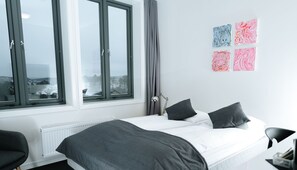 Desk, soundproofing, free WiFi, bed sheets - Vertikalen (Lillesand)