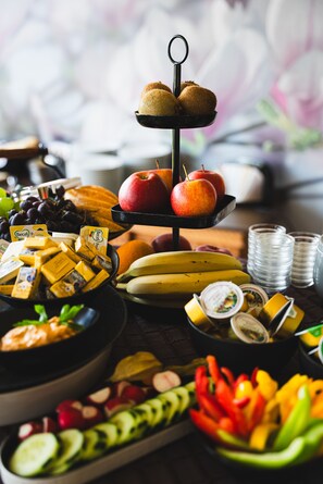 Tägliches Frühstücksbuffet (18 EUR pro Person)