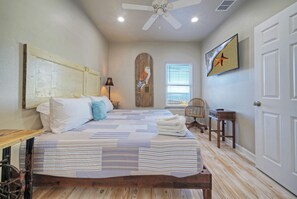 3 bedrooms, iron/ironing board, free WiFi, bed sheets - Pool, Boat Dock, Balcony w/ Bay Views | Cooper's Hawk by AvantStay (Corpus Christi)