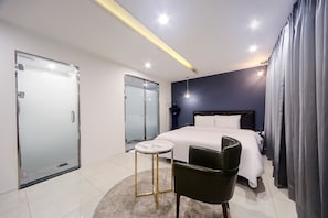 Deluxe Room | 1 bedroom, desk, blackout drapes, soundproofing
