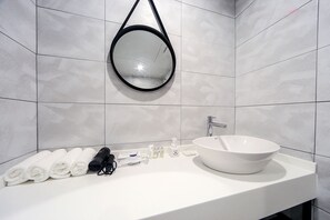 Deluxe Room | Bathroom | Combined shower/tub, designer toiletries, hair dryer, slippers - ONNA HOTEL (Busan)