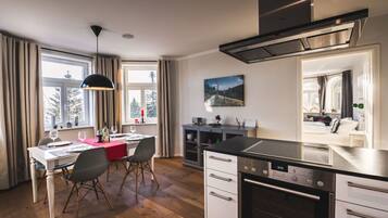 Fridge, oven, stovetop, dishwasher