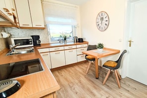 Fridge, microwave, oven, stovetop - Holiday apartment SonnenNest (Bad Wildungen\/ Odershausen)