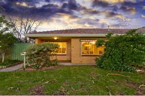 Exterior - Beachside and 15mins to city. Perfect for LIV Golf, 4 mins away. Pet Friendly! (Henley Beach)