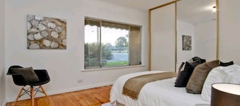 Beachside and 15mins to city. Perfect for LIV Golf, 4 mins away. Pet Friendly!