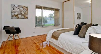 Beachside and 15mins to city. Perfect for LIV Golf, 4 mins away. Pet Friendly!