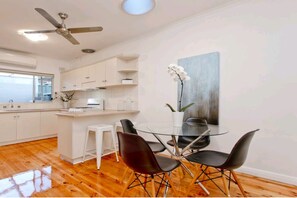 Dining - Beachside and 15mins to city. Perfect for LIV Golf, 4 mins away. Pet Friendly! (Henley Beach)