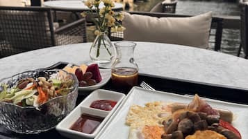 Petit déjeuner complet (100 CNY par personne)