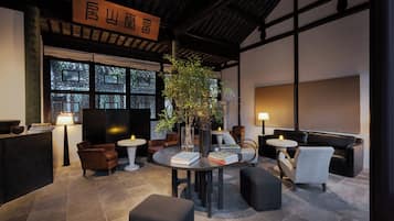 Lobby lounge