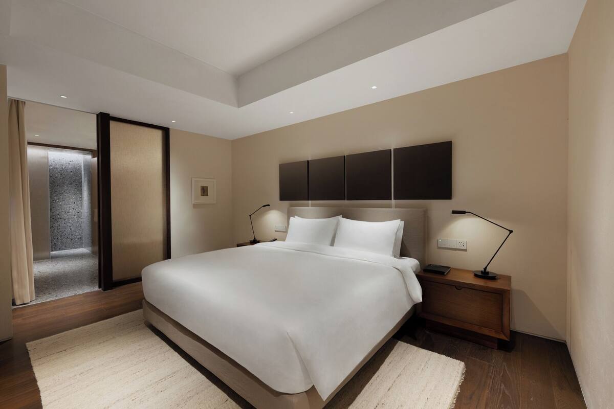 Habitación clásica | 1 dormitorio, minibar con artículos gratuitos, escritorio