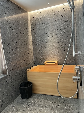 Habitación presidencial | Baño | Ducha y bañera combinadas y cabezal de ducha tipo lluvia