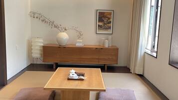 Presidential Room | 1 bedroom, minibar (free items), desk, rollaway beds (surcharge)