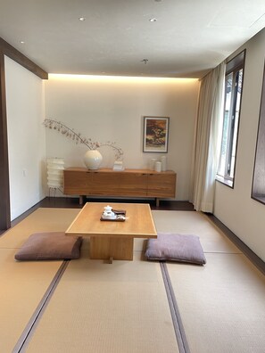 Habitación presidencial | 1 dormitorio, minibar con artículos gratuitos, escritorio