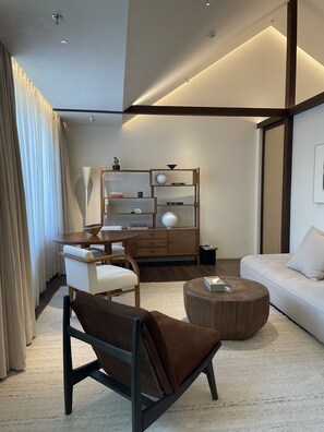Habitación presidencial | 1 dormitorio, minibar con artículos gratuitos, escritorio