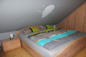 2 quartos, ferros/tábuas de passar roupa, berço de viagem