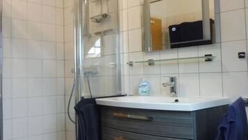 Dusche, Haartrockner, Handtücher