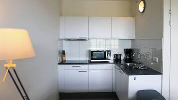 Køleskab, mikrobølgeovn, kogeplade, kaffe-/temaskine
