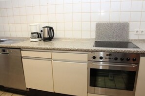 Frigorifero, microonde, forno, piano cottura