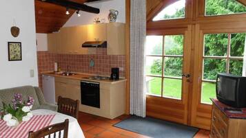 Kühlschrank, Ofen, Herdplatte, Wasserkocher mit Kaffee-/Teezubehör