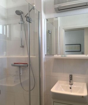 Een douche, een haardroger, handdoeken