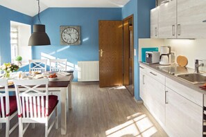 Fridge, microwave, oven, stovetop - Holiday apartment reet domicile (Hage)