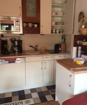 Fridge, microwave, stovetop, dishwasher