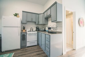 Kjøleskap, mikrobølgeovn, ovn og kokeplater